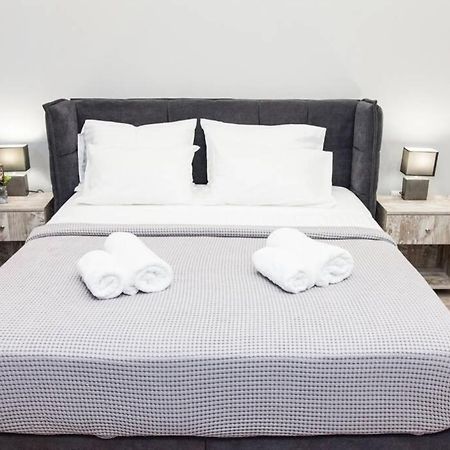 E Spacious Cornered Brand New Studio Apartment E Athena Bagian luar foto